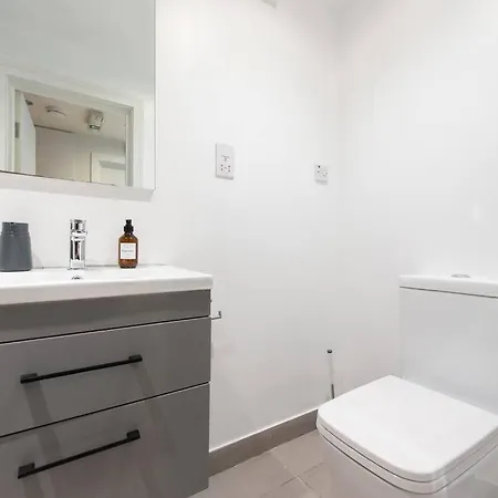 Elevated Elegance: 1br 1ba Flat In Wellmeadow Rd