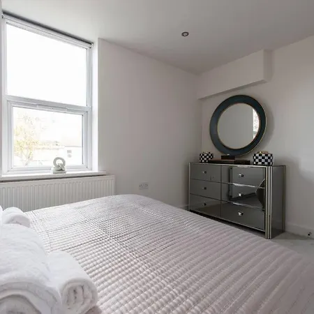 Elevated Elegance: 1br 1ba Flat In Wellmeadow Rd London