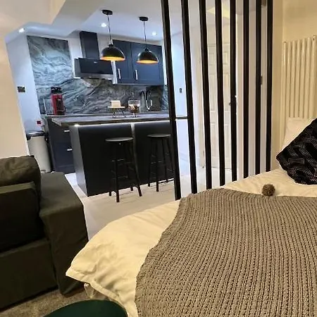 Newly Renovated Modern In West Kensington London