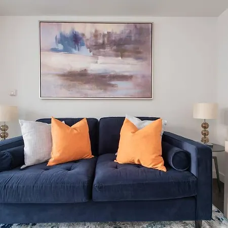 Elevated Elegance: 1br 1ba Flat In Wellmeadow Rd Apartment