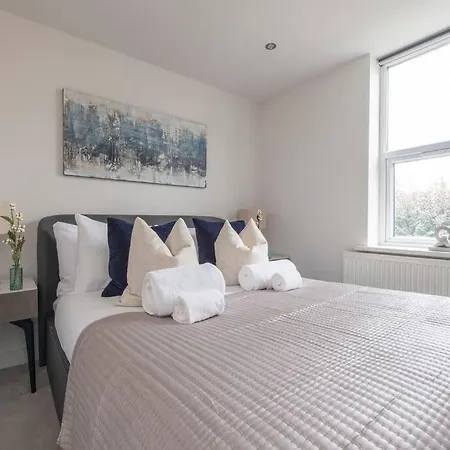 Elevated Elegance: 1br 1ba Flat In Wellmeadow Rd