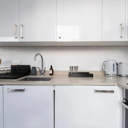 Elevated Elegance: 1br 1ba Flat In Wellmeadow Rd Apartment *