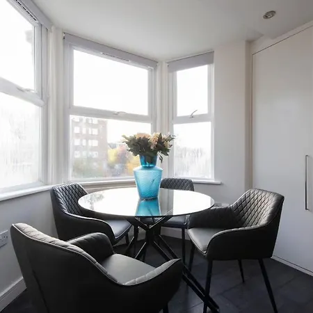 Elevated Elegance: 1br 1ba Flat In Wellmeadow Rd * London