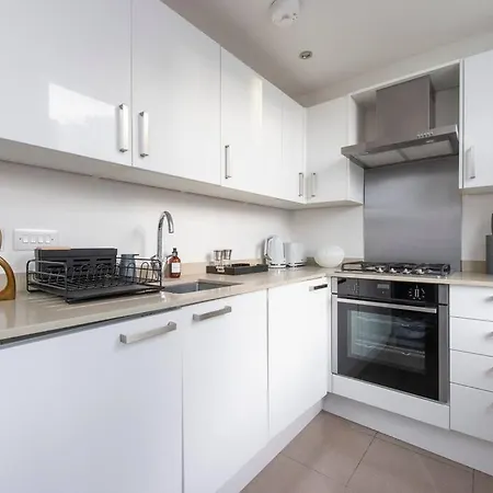 Elevated Elegance: 1br 1ba Flat In Wellmeadow Rd Apartment London