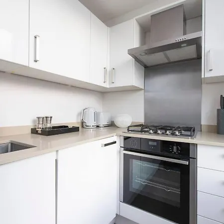 Elevated Elegance: 1br 1ba Flat In Wellmeadow Rd Apartment