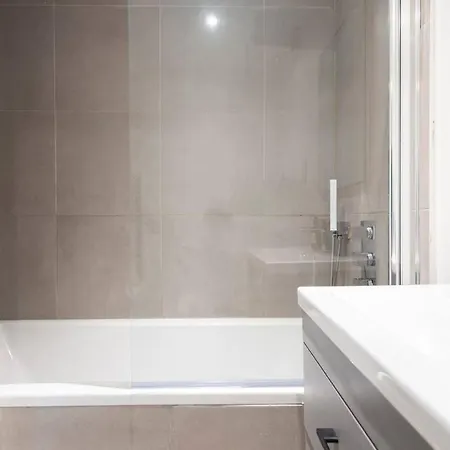 Apartment Elevated Elegance: 1br 1ba Flat In Wellmeadow Rd *