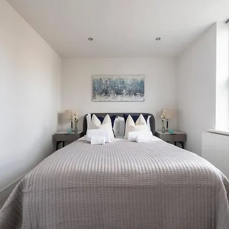 Elevated Elegance: 1br 1ba Flat In Wellmeadow Rd London