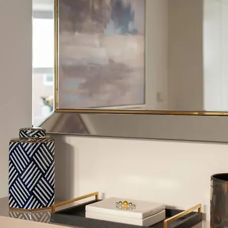 Elevated Elegance: 1br 1ba Flat In Wellmeadow Rd *
