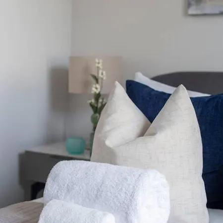Elevated Elegance: 1br 1ba Flat In Wellmeadow Rd