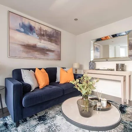 Apartment Elevated Elegance: 1br 1ba Flat In Wellmeadow Rd