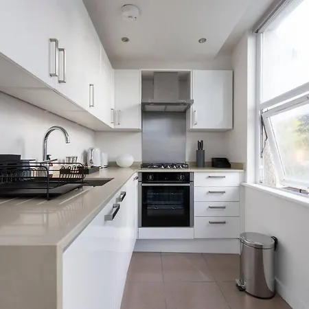 Elevated Elegance: 1br 1ba Flat In Wellmeadow Rd London