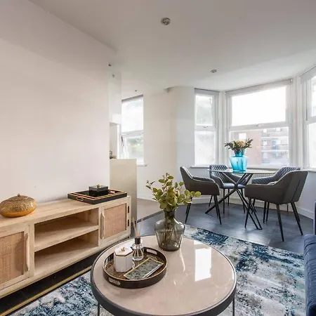 Elevated Elegance: 1br 1ba Flat In Wellmeadow Rd