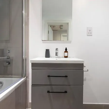 Elevated Elegance: 1br 1ba Flat In Wellmeadow Rd London