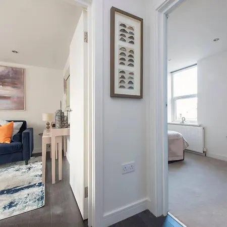 Apartment Elevated Elegance: 1br 1ba Flat In Wellmeadow Rd *