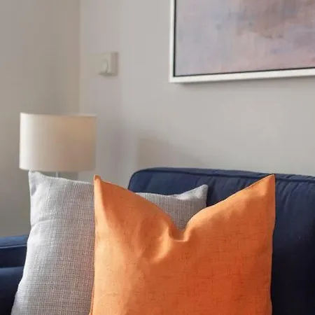 Elevated Elegance: 1br 1ba Flat In Wellmeadow Rd
