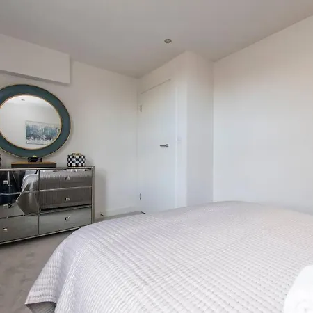 Elevated Elegance: 1br 1ba Flat In Wellmeadow Rd Apartment *