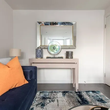 Elevated Elegance: 1br 1ba Flat In Wellmeadow Rd * London