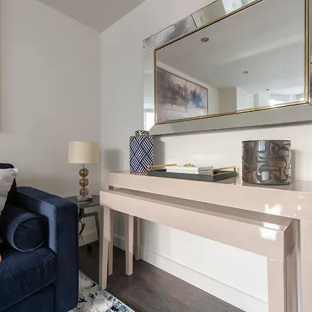 Elevated Elegance: 1br 1ba Flat In Wellmeadow Rd Apartment
