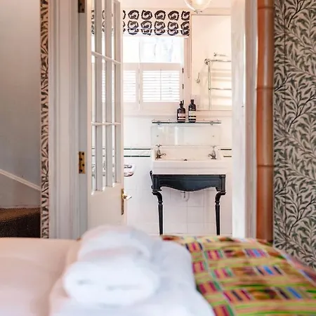 The Kensington Gatehouse Apartment
