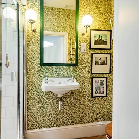 The Kensington Gatehouse Apartment *