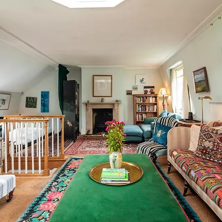 The Kensington Gatehouse Apartment