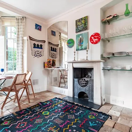 The Kensington Gatehouse Apartment