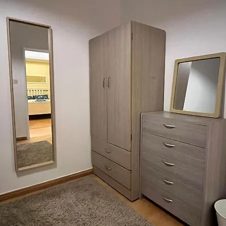 2 Bedroom Flat In Leicester Square *
