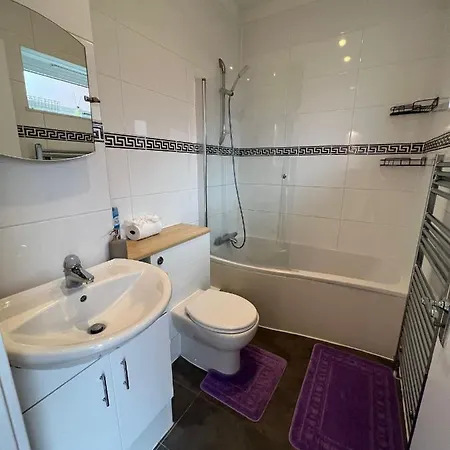 2 Bedroom Flat In Leicester Square *