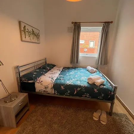 2 Bedroom Flat In Leicester Square *