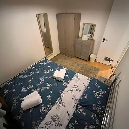 2 Bedroom Flat In Leicester Square *