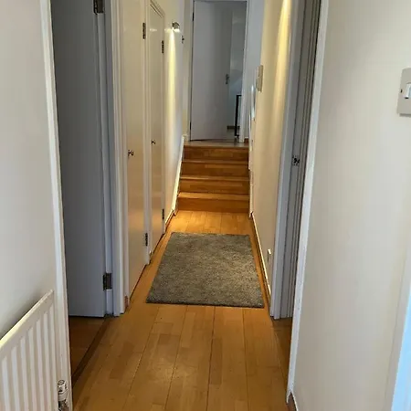 2 Bedroom Flat In Leicester Square