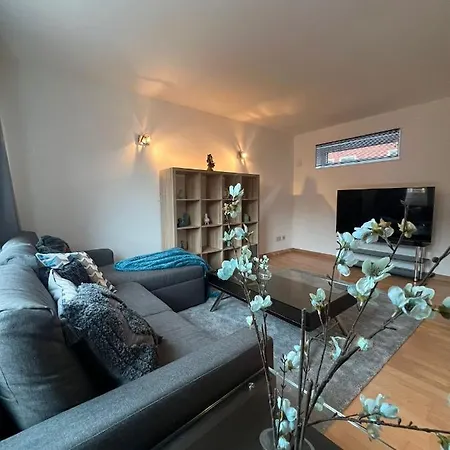 2 Bedroom Flat In Leicester Square * London