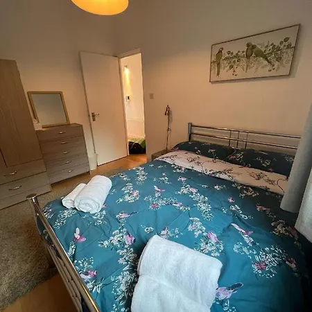 2 Bedroom Flat In Leicester Square Apartment