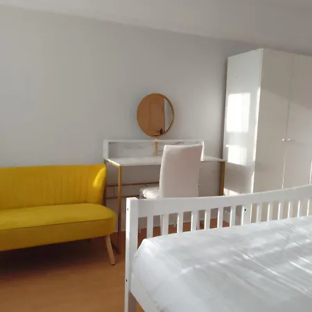 Twin With Free Parkings, Surbiton, Kingston Upon Thames, Surrey, Greater London, Uk! Holiday home
