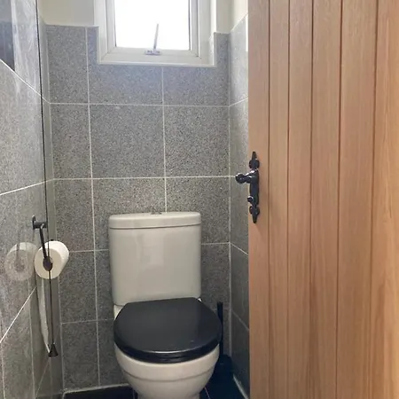 Twin With Free Parkings, Surbiton, Kingston Upon Thames, Surrey, Greater London, Uk! * Surbiton