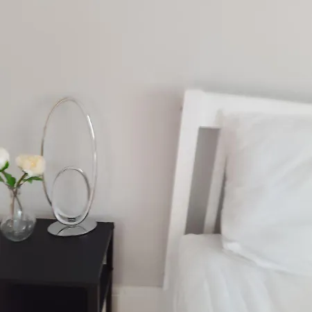 Twin With Free Parkings, Surbiton, Kingston Upon Thames, Surrey, Greater London, Uk!