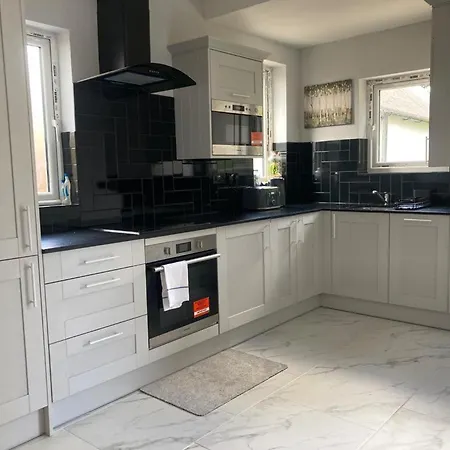 Twin With Free Parkings, Surbiton, Kingston Upon Thames, Surrey, Greater London, Uk! * Surbiton