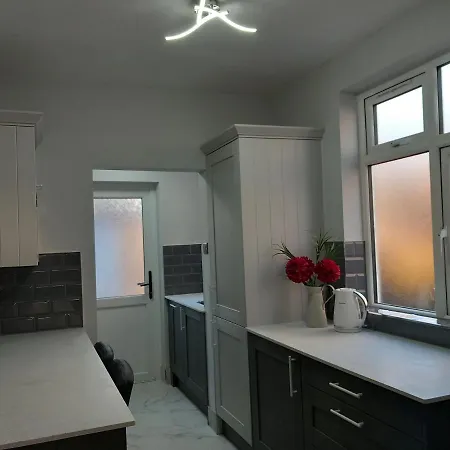 Holiday home Twin With Free Parkings, Surbiton, Kingston Upon Thames, Surrey, Greater London, Uk!