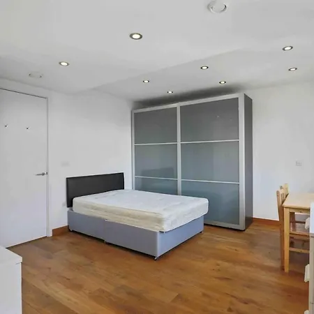 Luxurious Two Bedroom Penthouse * London