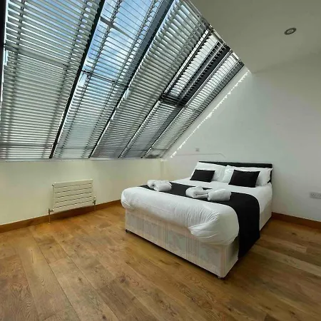 Apartment Luxurious Two Bedroom Penthouse London