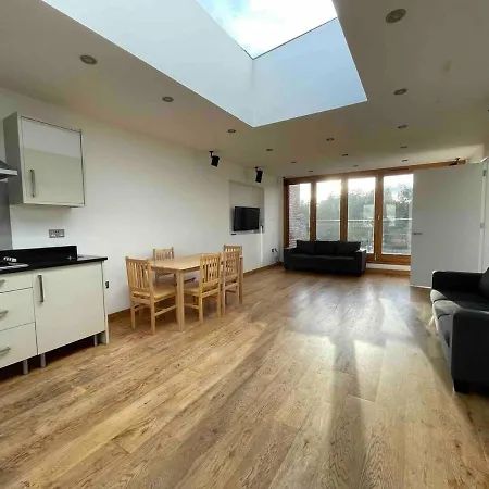 Luxurious Two Bedroom Penthouse * London