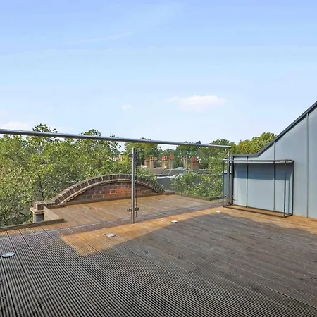 Luxurious Two Bedroom Penthouse * London
