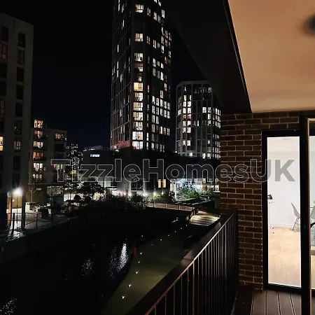 Tizzlehomesuk Apartment *