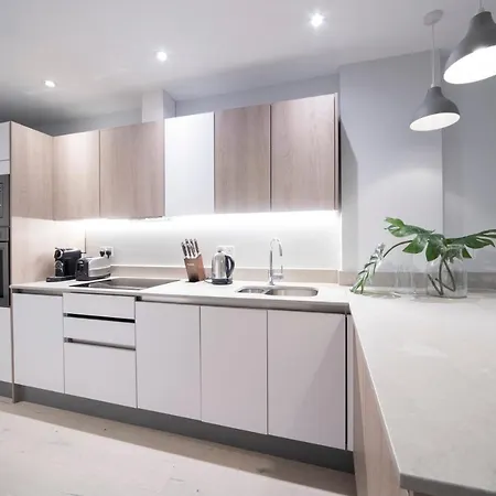 Stylish 1br - Bright & Large Living Area W/ Patio Apartment *