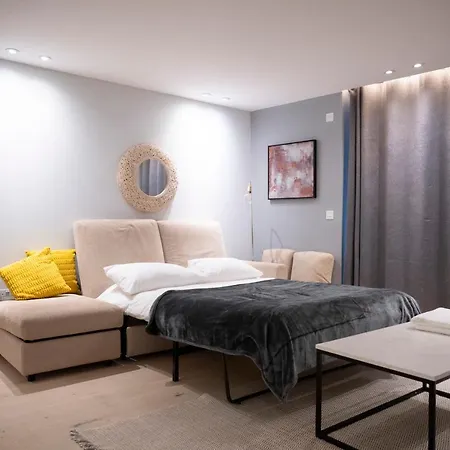 Stylish 1br - Bright & Large Living Area W/ Patio * London