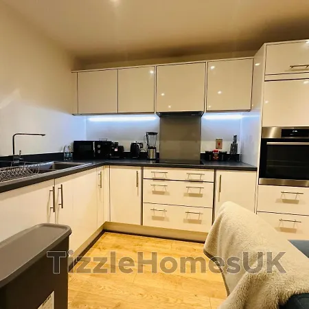 Tizzlehomesuk Apartment
