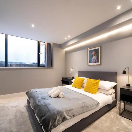 Apartment Stylish 1br - Bright & Large Living Area W/ Patio