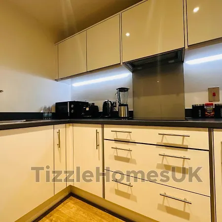Tizzlehomesuk Apartment