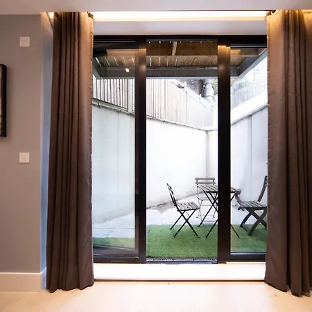 Stylish 1br - Bright & Large Living Area W/ Patio Apartment London