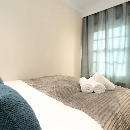 Apartment Stunning 3 Bed Townhouse *